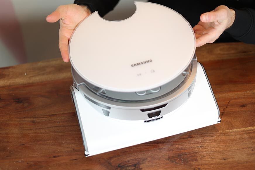 Die mattweiße Klappe des Samsung Jet Bot AI+ ist in der Nahaufnahme zu sehen.